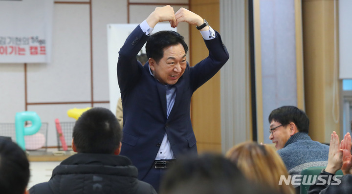 [서울=뉴시스] 추상철 기자 = 김기현 국민의힘 당 대표 후보가 5일 오전 서울 여의도 국회에서 열린 'YPT 청년정책 콘테스트'에 참석해 손으로 하트를 그리고 있다. 2023.03.05. scchoo@newsis.com
