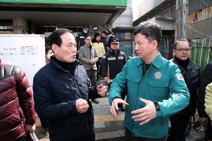 [서울=뉴시스] 한창섭 행정안전부 차관이 지난 5일 오전 인천시 동구 송림동 현대시장에서 상인회장을 만나 대화하고 있다. 2023.03.05. photo@newsis.com *재판매 및 DB 금지