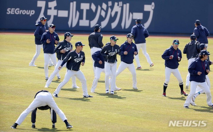 [오사카=뉴시스] 김선웅 기자 = WBC 대표팀이 5일 일본 오사카 마이시마 버팔로스 스타디움에서 훈련을 하고 있다. 2023.03.05. mangusta@newsis.com