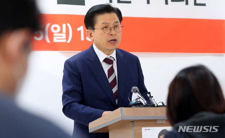[서울=뉴시스] 추상철 기자 = 황교안 국민의힘 당대표 후보가 5일 오후 서울 영등포구 여의도 캠프 사무실에서 기자회견을 열고 전광훈 목사 고소 등 현안 사항에 대한 입장을 밝히고 있다. 2023.03.05. scchoo@newsis.com