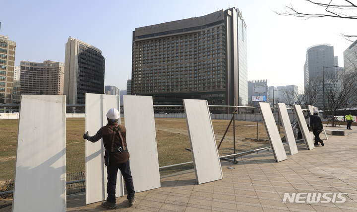 [서울=뉴시스] 최진석 기자 = 5일 녹지대 조성이 예정된 서울광장에서 관계자들이 울타리 설치작업을 하고 있다. 서울시는 올해 상반기 서울광장의 잔디 외곽에 녹지대 748㎡를 조성하고 소나무 41주와 초화류 등을 심을 예정이다. 2023.03.05. myjs@newsis.com