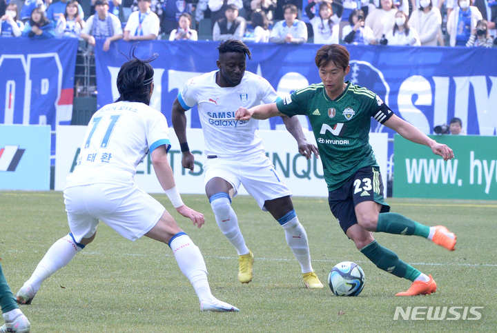 [전주=뉴시스] 김얼 기자 = 하나원큐 K리그1 2023 전북현대와 수원삼성의 경기가 열린 5일 전북 전주시 전주월드컵경기장에서 전북현대 김진수 선수가 드리블을 하고 있다. 2023.03.05. pmkeul@nwsis.com