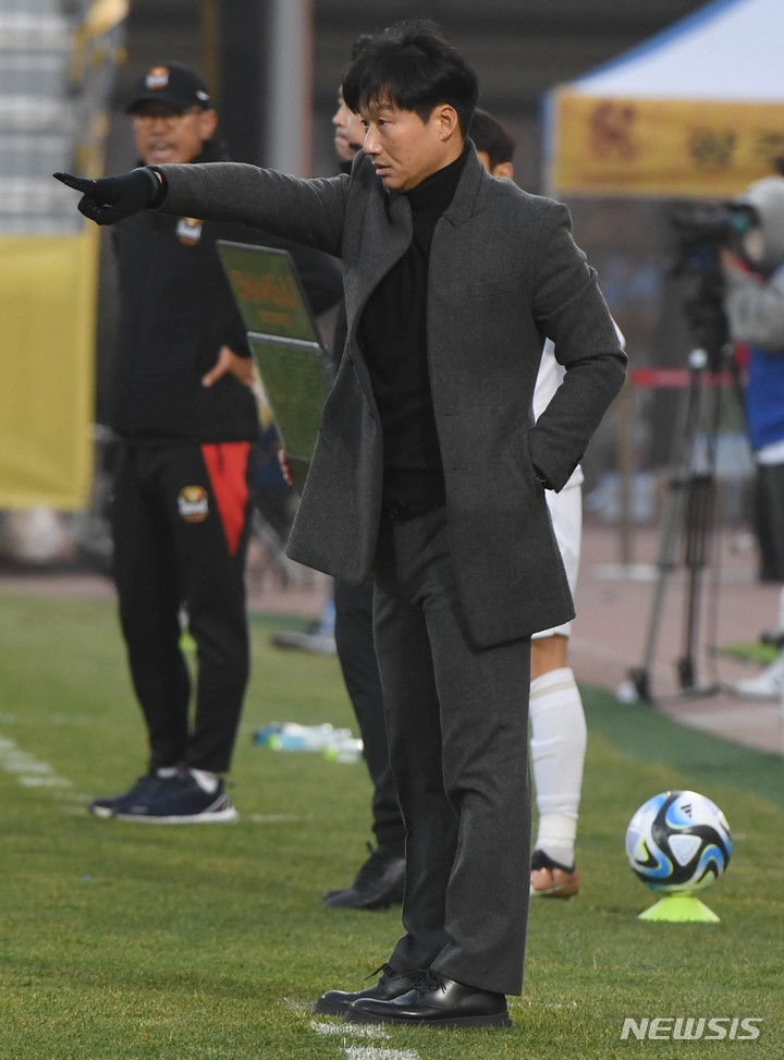 [광주=뉴시스] 변재훈 기자 = 5일 오후 광주 서구 광주축구전용구장에서 열린 하나원큐 프로축구 K리그1 2라운드 광주FC와 FC서울의 경기, 광주의 이정효 감독이 선수들에게 지시를 하고 있다. 2023.03.05. wisdom21@newsis.com