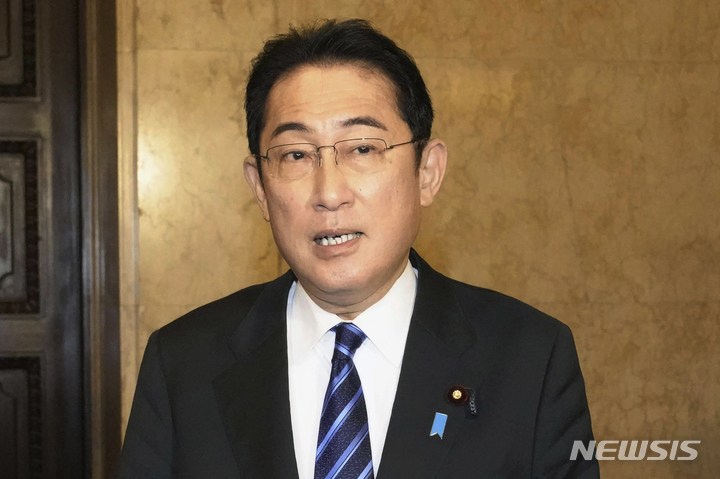 [도쿄=AP/뉴시스]지난 6일 기시다 후미오 일본 총리가 도쿄 국회에서 강제징용 피해자 문제와 관련해 기자들에게 말하고 있다. 이날 한국 정부는 강제징용과 관련한 제3자 변제' 해법을 발표했다. 2023.03.12.