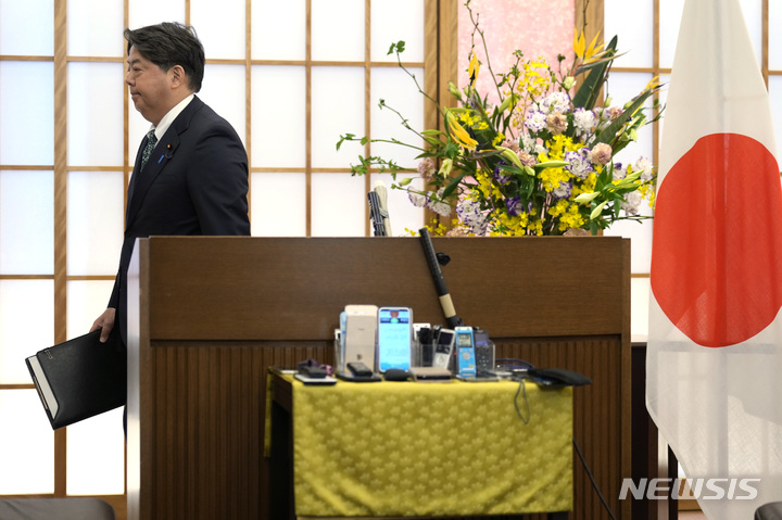 [도쿄=AP/뉴시스] 하야시 요시마사 일본 외무상이 지난 6일 도쿄 집무실에서 기자회견을 마친 뒤 이동하고 있다. 2023.03.07.