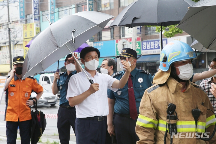 [부천=뉴시스] 정일형 기자 = 조용익 부천시장이 지난해 8월 수해 발생 현장을 방문해 상황을 점검하고 있다. (사진은 부천시 제공)