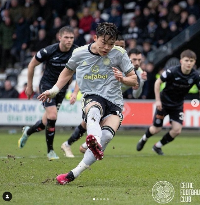 [서울=뉴시스]페널티킥 성공하는 오현규. 2023.03.06. (사진=오현규 인스타그램 갈무리) *재판매 및 DB 금지