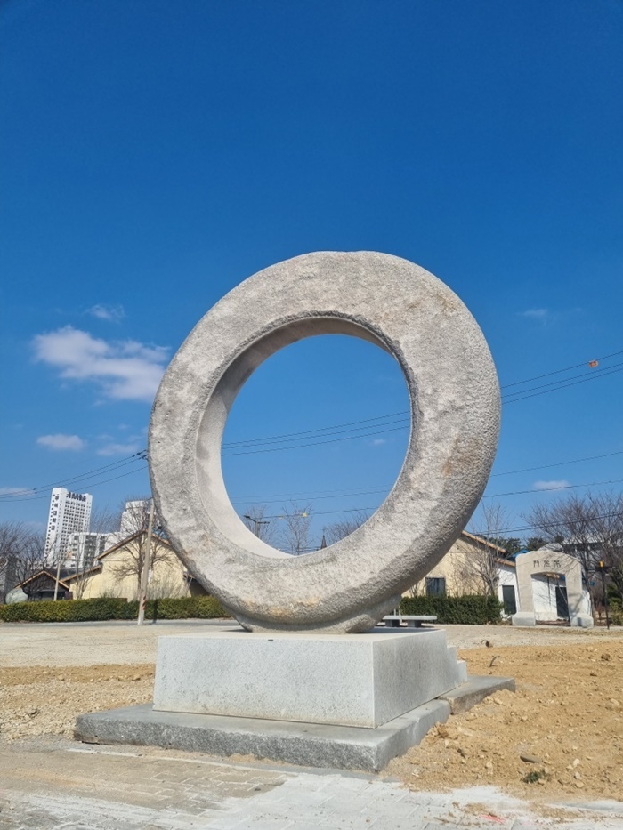 [완주=뉴시스] 강명수 기자 =전북 완주군은 군산 새만금에 설치됐던 거대 석조상이 만경강으로 이전돼 새로운 명물로 자리잡고 있다고 6일 밝혔다. (사진 =완주군 제공) 2023.03.06. photo@newsis.com *재판매 및 DB 금지
