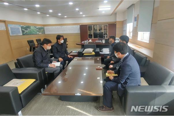 [서울=뉴시스] 김용태 한국교통안전공단 철도안전실장이 정용삼 부산김해경전철 대표이사 등 경영진과 면담을 하고 있다. (사진=교통안전공단 제공)