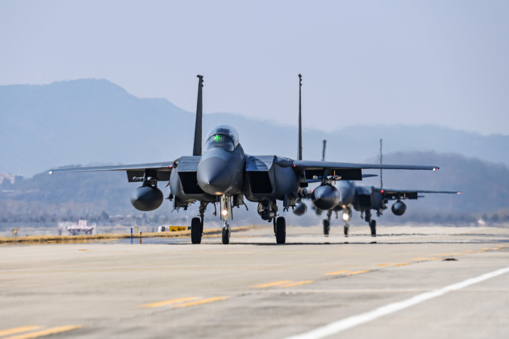 [서울=뉴시스] 한미 공군은 3월6일부터 10일까지 오산기지에서 연합작전 수행능력 강화를 위해 대대급 연합 공중훈련인 쌍매훈련을 올해 처음으로 실시한다. 훈련에 참가하는 한국 공군 제11전투비행단 소속 F-15K 전투기가 이륙을 위해 활주로로 이동하고 있다. (사진=공군) 2023.03.06. photo@newsis.com *재판매 및 DB 금지