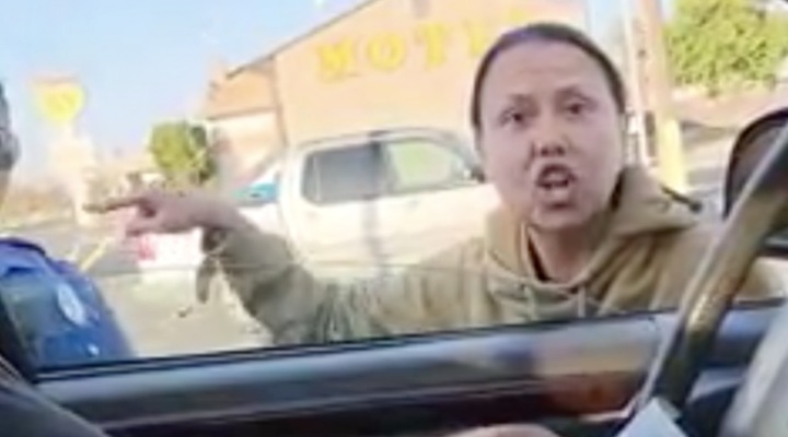 【서울=뉴시스】지난 5일 워싱턴 주의 대마초 판매소 주인 에이미 달루지가 주차장에서 단속을 하는 경찰 야신 안와르에게 욕설과 손가락질을 하고 있다(사진출처 : 폭스뉴스 영상 캡쳐)2023.03.06. *재판매 및 DB 금지