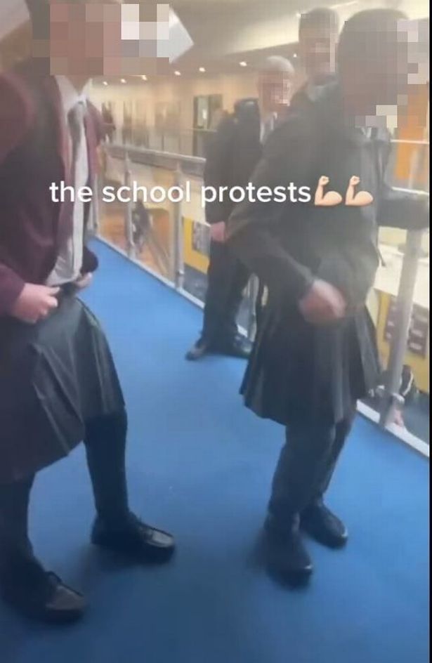 남학생들은 치마를 입고 등교하는 시위를 벌여 호응을 얻었다. (캡처=틱톡) *재판매 및 DB 금지