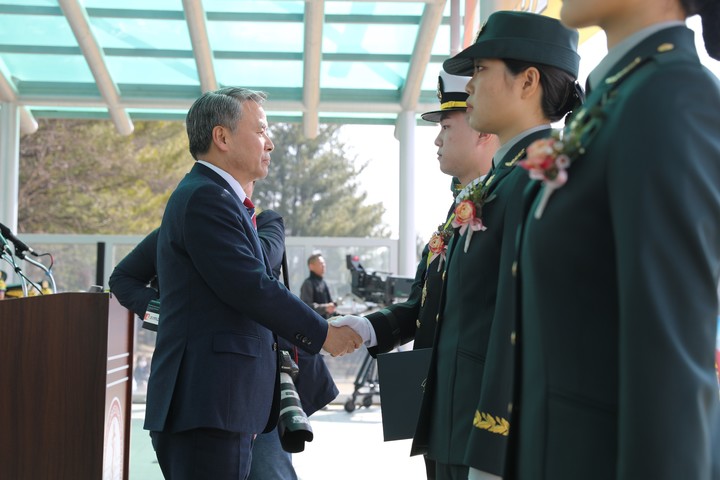 [서울=뉴시스] 국군간호사관학교 제63기 졸업 및 임관식 행사에서 이종섭 국방부장관이 대통령상을 수상한 김창하 소위와 악수를 하며 격려하고 있다. (사진=국방부) 2023.03.06. photo@newsis.com&nbsp; *재판매 및 DB 금지