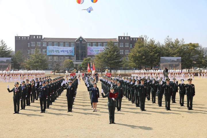 [서울=뉴시스] 6일 오후, 대전 국군간호사관학교 대연병장에서 진행된 국군간호사관학교 제63기 졸업 및 임관식 행사에서 신임 간호장교들이 임관 선서를 하고 있다. (사진=국방부) 2023.03.06. photo@newsis.com *재판매 및 DB 금지