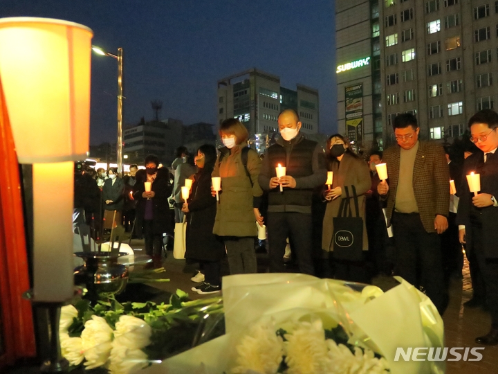 [인천=뉴시스] 김동영 기자 = 6일 오후 인천 미추홀구 수도권 전철 1호선 주안역 앞에서 열린 이른바 ‘건축왕’으로 불리는 건축업자에게 피해를 입어 극단적 선택을 한 30대 남성의 추모제에서 시민들이 고인의 넋을 기리고 있다. 2023.03.06. dy0121@newsis.com 