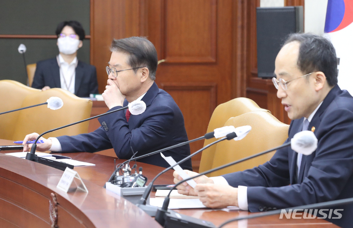 [서울=뉴시스] 김명원 기자 = 이정식 고용노동부 장관이 6일 오전 서울 종로구 정부서울청사에서 열린 비상경제장관회의에 참석해 추경호 경제부총리의 발언을 듣고 있다. 2023.03.06. kmx1105@newsis.com