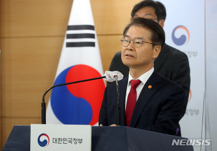 [서울=뉴시스] 배훈식 기자 = 이정식 고용노동부 장관이 6일 오전 서울 종로구 정부서울청사에서 근로시간 제도 개편 방안을 발표하고 있다. 2023.03.06. dahora83@newsis.com