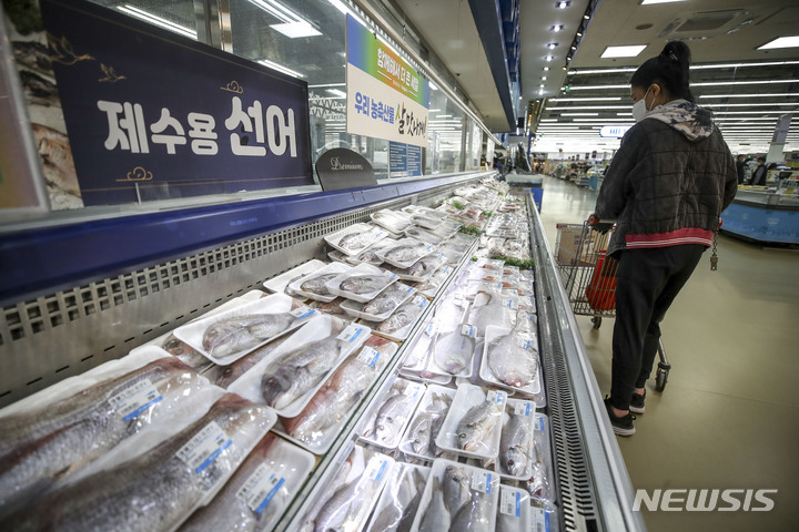 [서울=뉴시스] 정병혁 기자 = 6일 오전 서울시내 대형마트를 찾은 한 시민이 수산물을 살펴보고 있다. 2023.03.06. jhope@newsis.com