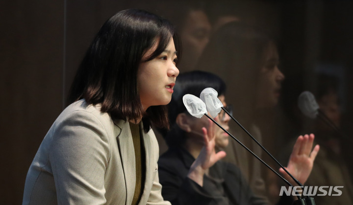 [서울=뉴시스] 추상철 기자 = 박지현 전 더불어민주당 공동비상대책위원장이 6일 오전 서울 여의도 국회에서 기자회견을 열고 더불어민주당의 현안사항 제안 등에 대한 발언을 하고 있다. 2023.03.06. scchoo@newsis.com
