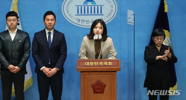 [서울=뉴시스] 추상철 기자 = 박지현 전 더불어민주당 공동비상대책위원장이 6일 오전 서울 여의도 국회에서 기자회견을 열고 더불어민주당의 현안사항 제안 등에 대한 발언을 하고 있다. 2023.03.06. scchoo@newsis.com