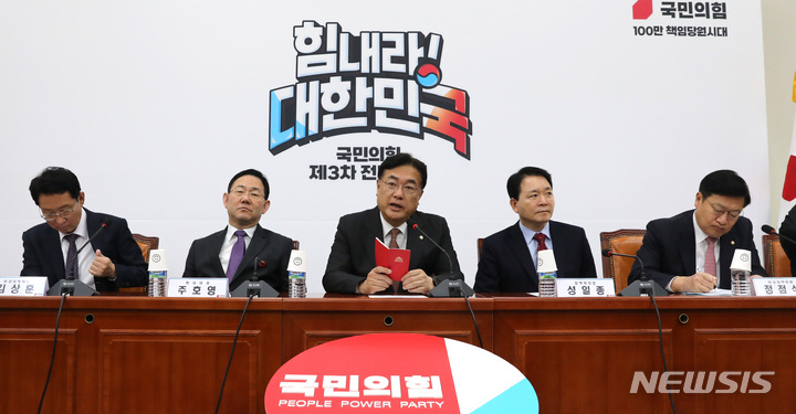 [서울=뉴시스] 전진환 기자 = 정진석 국민의힘 비대위원장이 6일 오전 서울 여의도 국회에서 열린 비상대책위원회의에서 발언하고 있다. 2022.03.06. amin2@newsis.com