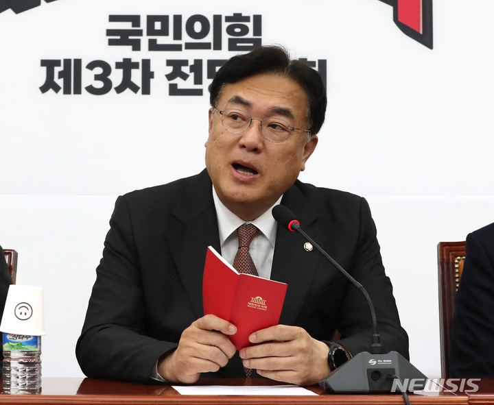 [서울=뉴시스] 전진환 기자 = 정진석 국민의힘 비상대책위원장이 6일 오전 서울 여의도 국회에서 열린 비상대책위원회의에서 발언하고 있다. 2022.03.06. amin2@newsis.com