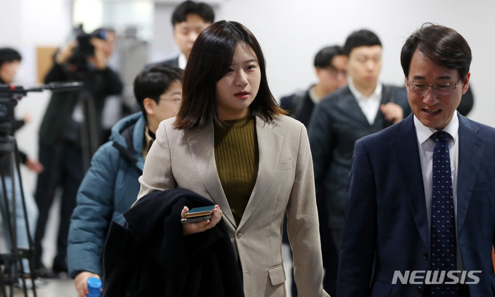 [서울=뉴시스] 추상철 기자 = 박지현 전 더불어민주당 공동비상대책위원장이 6일 오전 서울 여의도 국회에서 열린 기자회견에 참석하고 있다. 2023.03.06. scchoo@newsis.com