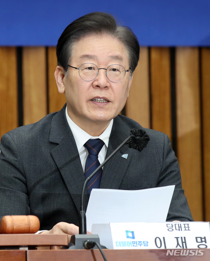 [서울=뉴시스] 고범준 기자 = 이재명 더불어민주당 대표가 6일 오전 서울 여의도 국회에서 열린 확대간부회의에서 발언하고 있다. 2023.03.06. bjko@newsis.com