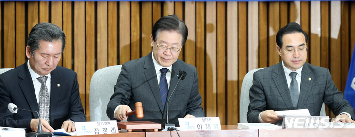 [서울=뉴시스] 고범준 기자 = 이재명 더불어민주당 대표가 6일 오전 서울 여의도 국회에서 열린 확대간부회의에서 의사봉을 두드리고 있다. 2023.03.06. bjko@newsis.com