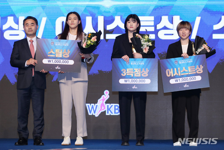[서울=뉴시스] 김진아 기자 = 6일 서울 영등포구 63컨벤션센터에서 열린 신한은행 SOL 2022-2023 여자프로농구 정규리그 시상식에서 3득점상을 수상한 BNK 썸 이소희, 어시스트상을 수상한 BNK 썸 안혜지, 스틸상을 수상한 하나원큐 김예진이 기념촬영을 하고 있다. 2023.03.06. bluesoda@newsis.com