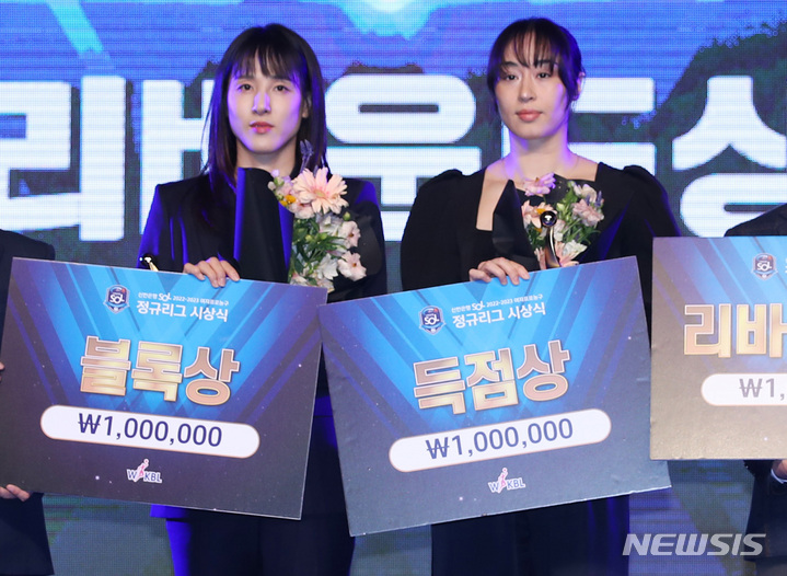 [서울=뉴시스] 김진아 기자 = 6일 서울 영등포구 63컨벤션센터에서 열린 신한은행 SOL 2022-2023 여자프로농구 정규리그 시상식에서 득점상을 수상한 신한은행 김소니아, 블록상을 수상한 김단비가 기념촬영을 하고 있다. 2023.03.06. bluesoda@newsis.com