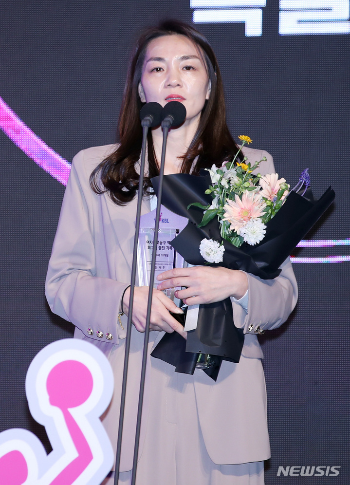 [서울=뉴시스] 김진아 기자 = 6일 서울 영등포구 63컨벤션센터에서 열린 신한은행 SOL 2022-2023 여자프로농구 정규리그 시상식에서 특별상을 수상한 신한은행 한채진이 소감을 말하고 있다. 2023.03.06. bluesoda@newsis.com