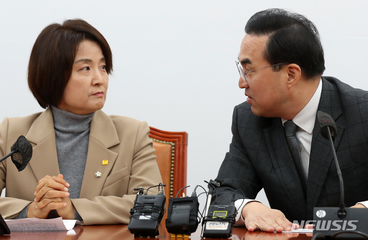 [서울=뉴시스] 이영환 기자 = 박홍근 더불어민주당 원내대표가 6일 오전 서울 여의도 국회에서 이은주 정의당 원내대표와 면담을 하고 있다. 2023.03.06. 20hwan@newsis.com