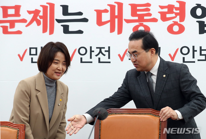 [서울=뉴시스] 이영환 기자 = 박홍근 더불어민주당 원내대표가 6일 오전 서울 여의도 국회에서 이은주 정의당 원내대표와 면담에 앞서 자리를 안내하고 있다. 2023.03.06. 20hwan@newsis.com