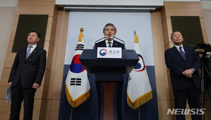 [서울=뉴시스] 배훈식 기자 = 박진 외교부 장관이 6일 오전 서울 종로구 외교부 청사에서 일제 강제동원 피해배상 해법 발표를 하고 있다.(공동취재사진) 2023.03.06. photo@newsis.com