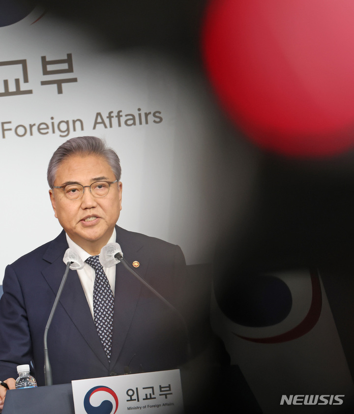[서울=뉴시스] 배훈식 기자 = 박진 외교부 장관이 6일 오전 서울 종로구 외교부 청사에서 일제 강제동원 피해배상 해법 발표를 하고 있다.(공동취재사진) 2023.03.06. photo@newsis.com