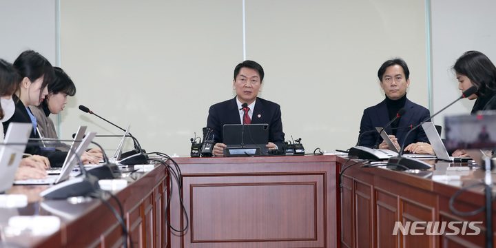 [서울=뉴시스] 전진환 기자 = 안철수 국민의힘 당 대표 후보가 6일 오전 서울 여의도 국회 소통관에서 열린 대통령실 행정관의 선거개입 의혹 관련 기자회견에서 발언하고 있다. 2022.03.06. amin2@newsis.com