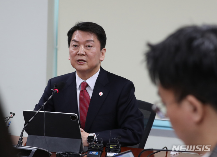 [서울=뉴시스] 전진환 기자 = 안철수 국민의힘 당 대표 후보가 6일 오전 서울 여의도 국회 소통관에서 열린 대통령실 행정관의 선거개입 의혹 관련 기자회견에서 발언하고 있다. 2022.03.06. amin2@newsis.com