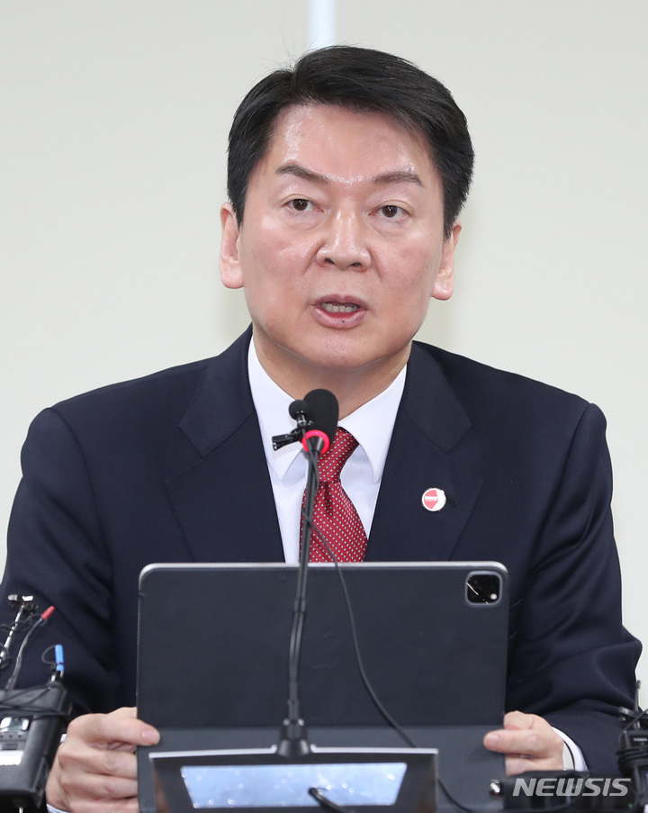 [서울=뉴시스] 전진환 기자 = 안철수 국민의힘 당 대표 후보가 6일 오전 서울 여의도 국회 소통관에서 열린 대통령실 행정관의 선거개입 의혹 관련 기자회견에서 발언하고 있다. 2022.03.06. amin2@newsis.com