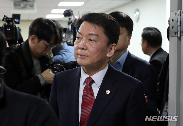 [서울=뉴시스] 전진환 기자 = 안철수 국민의힘 당 대표 후보가 6일 오전 서울 여의도 국회 소통관에서 열린 대통령실 행정관의 선거개입 의혹 관련 기자회견을 마치고 나오고 있다. 2022.03.06. amin2@newsis.com