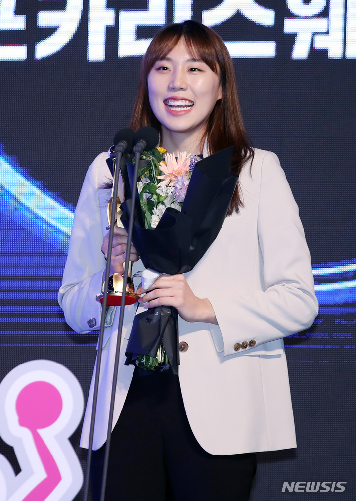 [서울=뉴시스] 김진아 기자 = 6일 서울 영등포구 63컨벤션센터에서 열린 신한은행 SOL 2022-2023 여자프로농구 정규리그 시상식에서 포카리스웨트 MIP를 수상한 삼성생명 강유림이 소감을 말하고 있다. 2023.03.06. bluesoda@newsis.com