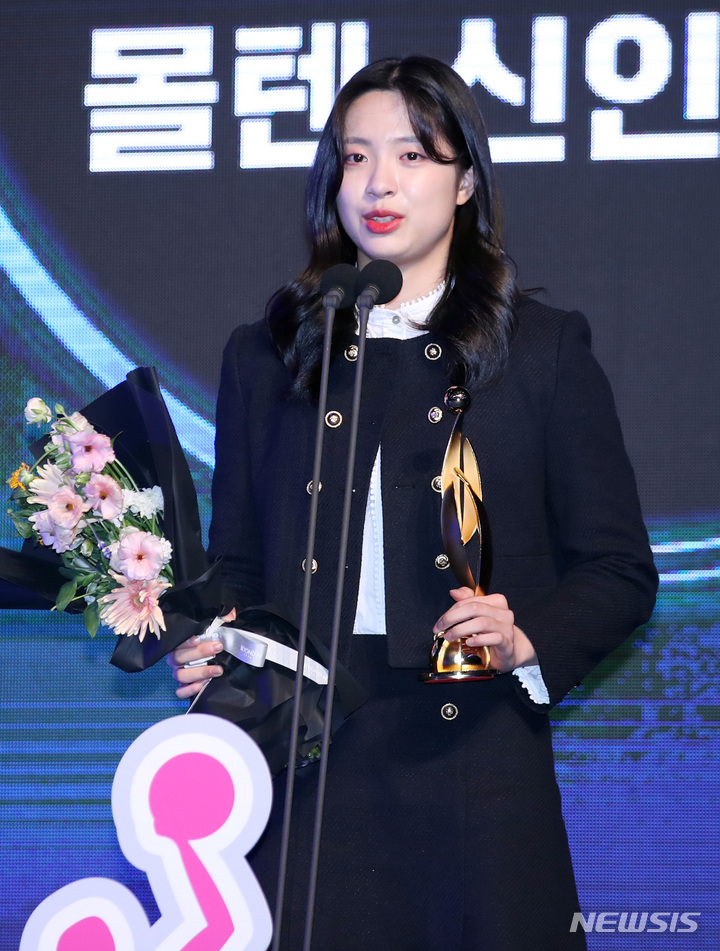 [서울=뉴시스] 김진아 기자 = 6일 서울 영등포구 63컨벤션센터에서 열린 신한은행 SOL 2022-2023 여자프로농구 정규리그 시상식에서 몰텐 신인선수상을 수상한 하나원큐 박소희가 소감을 말하고 있다. 2023.03.06. bluesoda@newsis.com