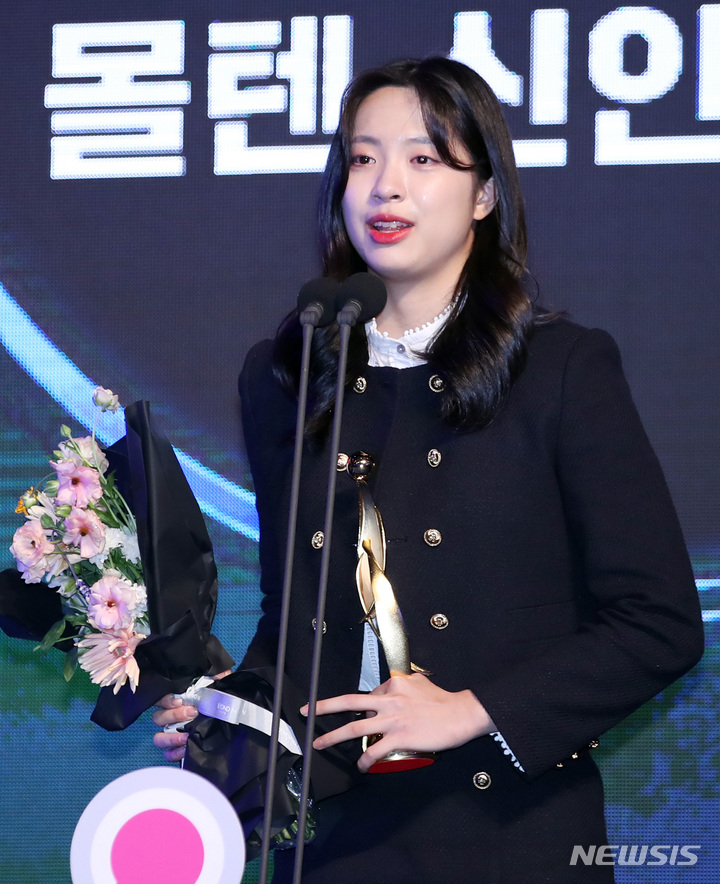 [서울=뉴시스] 김진아 기자 = 6일 서울 영등포구 63컨벤션센터에서 열린 신한은행 SOL 2022-2023 여자프로농구 정규리그 시상식에서 몰텐 신인선수상을 수상한 하나원큐 박소희가 소감을 말하고 있다. 2023.03.06. bluesoda@newsis.com