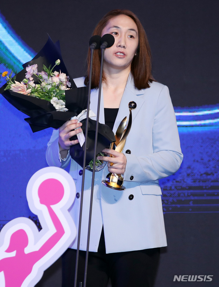 [서울=뉴시스] 김진아 기자 = 6일 서울 영등포구 63컨벤션센터에서 열린 신한은행 SOL 2022-2023 여자프로농구 정규리그 시상식에서 식스우먼상을 수상한 하나원큐 김애나가 소감을 말하고 있다. 2023.03.06. bluesoda@newsis.com