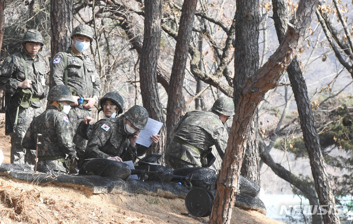 [광주=뉴시스] 변재훈 기자 = 코로나19로 중단됐던 예비군 훈련이 4년 만에 정상화된 6일 광주 북구 예비군훈련장에서 예비군들이 목진지 훈련을 펼치고 있다. 2023.03.06. wisdom21@newsis.com