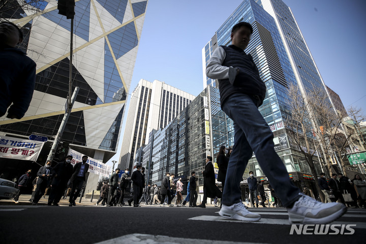 [서울=뉴시스] 정병혁 기자 = 정부가 주 52시간으로 제한됐던 근로시간 제도를 일이 많을 때는 주당 최대 69시간까지 근로가 가능하도록 유연화를 추진한다. 근로일 간 11시간 연속휴식을 보장하지 않을 경우에는 주 64시간까지만 근무하도록 한다. 고용노동부는 이 같은 내용을 담은 '근로시간 제도 개편 방안'을 확정하고 오는 4월 17일까지 입법예고한다고 밝혔다. 6일 오후 서울 중구 시청앞에서 직장인들이 이동하고 있다. 2023.03.06. jhope@newsis.com
