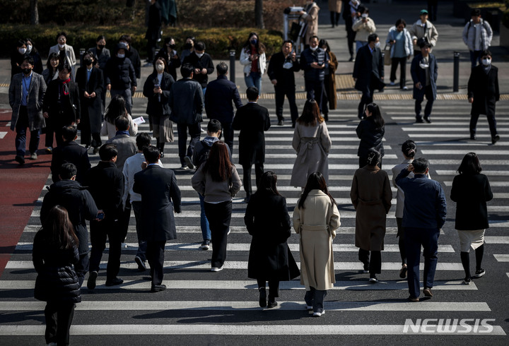 [서울=뉴시스] 정병혁 기자 = 정부가 주 52시간으로 제한됐던 근로시간 제도를 일이 많을 때는 주당 최대 69시간까지 근로가 가능하도록 유연화를 추진한다. 근로일 간 11시간 연속휴식을 보장하지 않을 경우에는 주 64시간까지만 근무하도록 한다. 고용노동부는 이 같은 내용을 담은 '근로시간 제도 개편 방안'을 확정하고 오는 4월 17일까지 입법예고한다고  밝혔다. 6일 오후 서울 중구 시청앞에서 직장인들이 이동하고 있다. 2023.03.06. jhope@newsis.com