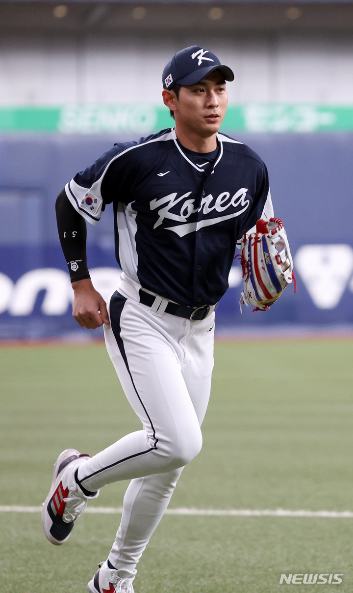 [오사카=뉴시스] 김선웅 기자 = 6일 일본 교세라 돔 오사카에서 열린 오릭스 버팔로스와 WBC 대한민국 대표팀의 경기, 이정후가 시작을 앞두고 덕아웃으로 향하고 있다. 2023.03.06. mangusta@newsis.com