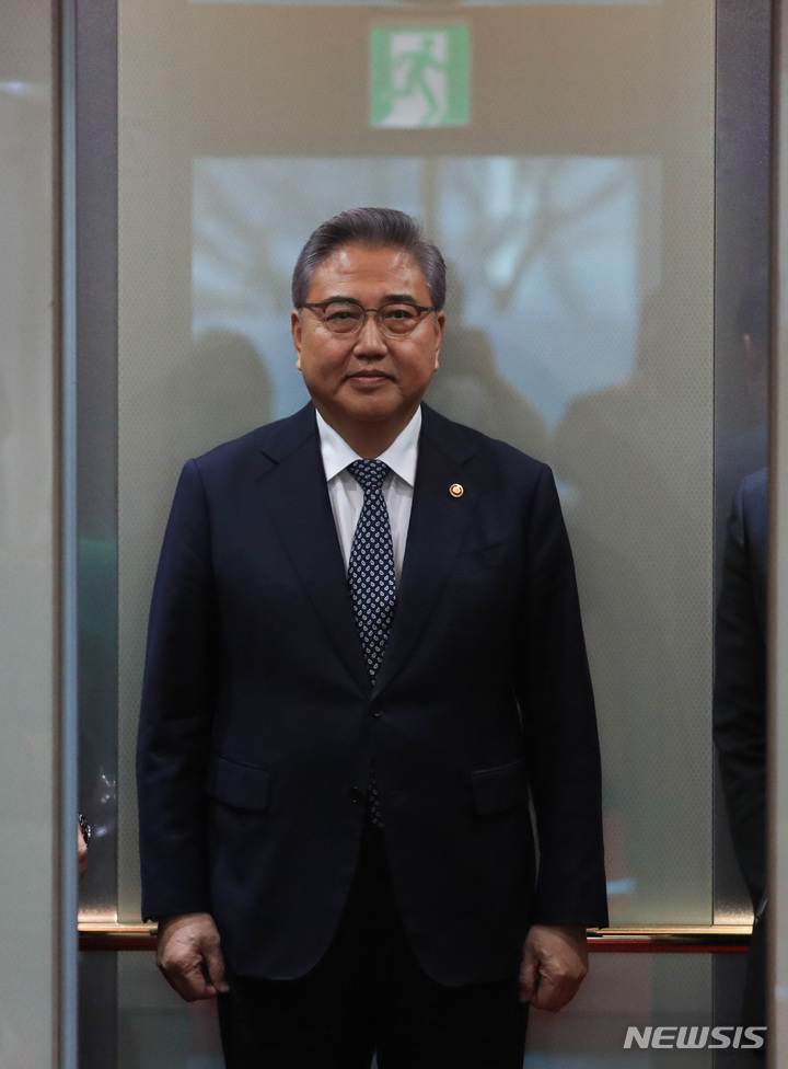 [서울=뉴시스] 배훈식 기자 = 박진 외교부 장관이 6일 오전 서울 종로구 외교부 청사에서 일제 강제동원 피해배상 해법 발표를 마친 뒤 승강기에 올라타 있다.(공동취재사진) 2023.03.06. photo@newsis.com