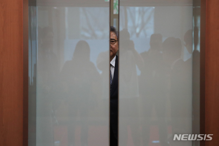 [서울=뉴시스] 배훈식 기자 = 박진 외교부 장관이 6일 오전 서울 종로구 외교부 청사에서 일제 강제동원 피해배상 해법 발표를 마친 뒤 승강기에 올라타 있다.(공동취재사진) 2023.03.06. photo@newsis.com